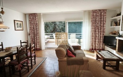 Spacious bungalow with a communal swimming pool and tennis court next to the golf club.